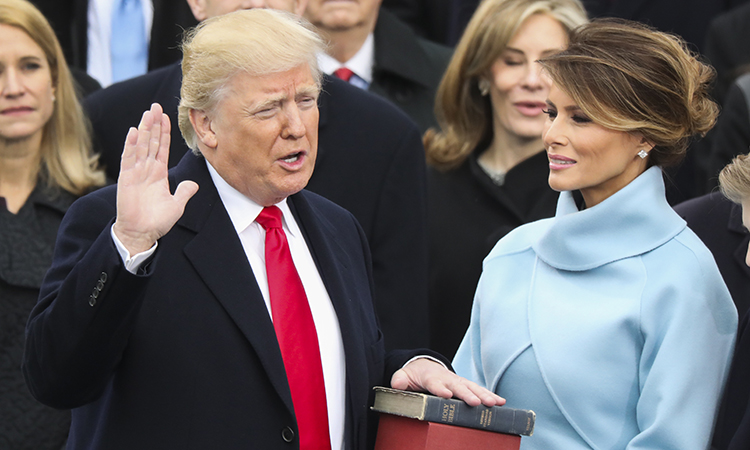 Tổng Thống Mỹ - Donald Trump - Tuyên thệ nhậm chức với cuốn Kinh Thánh