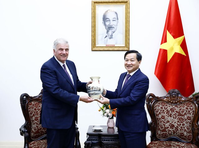Phó Thủ tướng Lê Minh Khái tặng quà lưu niệm cho Mục sư Franklin Graham. Ảnh VGP/Quang Thương